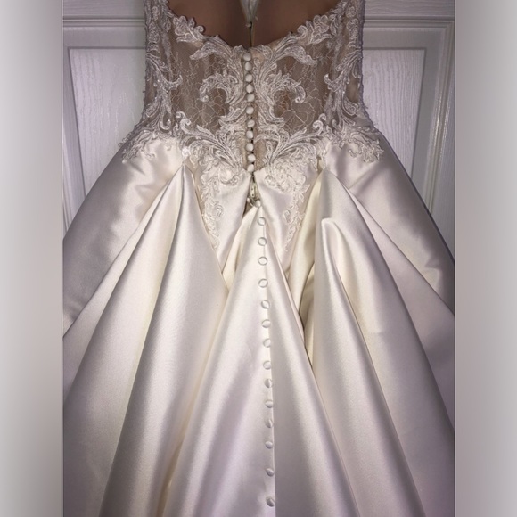 Essence of Australia - Wedding Gown - Picture 6 of 8